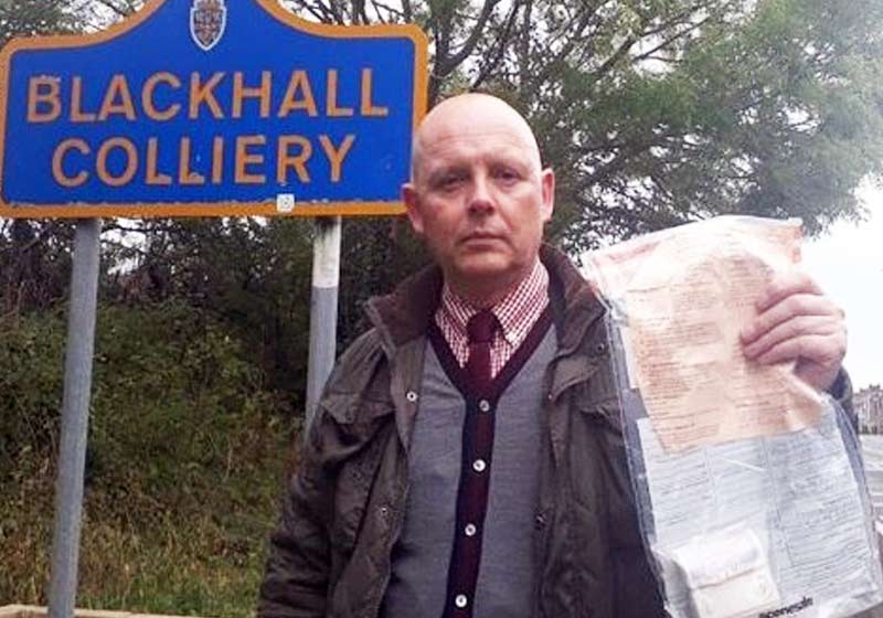 Detetive Foster e o envelope - Foto: Polícia de Durham / Divulgação