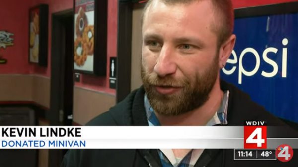 O estranho que doou o carro - Foto: reprodução / WDIV4