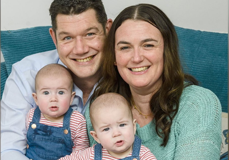 Rebecca Allen e seu parceiro Andrew Kirkwood com os gêmeos Luna (ESQUERDA) e Seren Kirkwood (DIREITA).) Foto: Agência de Notícias Caters