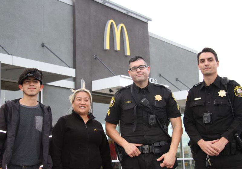 Funcionários do Mc e os policiais - Foto: reprodução / Facebook