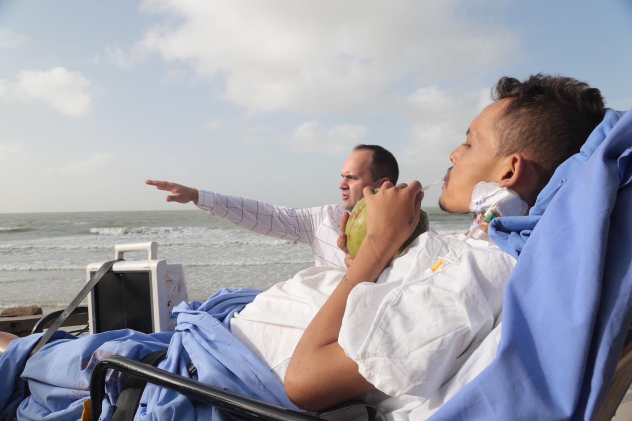 Médico e paciente na praia - Foto: Márcio Sampaio