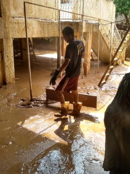 O venezuelano Eraldo, ajudando em outra casa afetada - Foto: Refúgio343