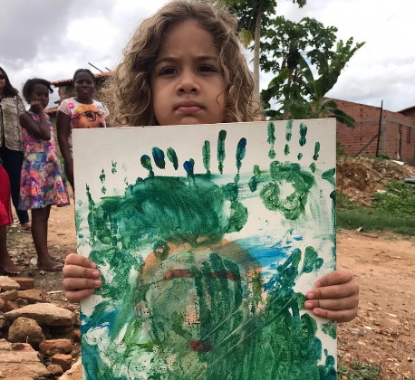 Luna, de 4 anos, com o desenho que fez Foto: reprodução TV Clube