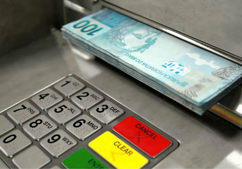 Saque no caixa eletrônico - Foto: Shutterstock