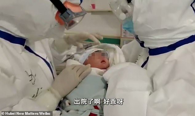 Funcionários do hospital cuidando da bebê - Foto: Hubbei New Matters/Weibo
