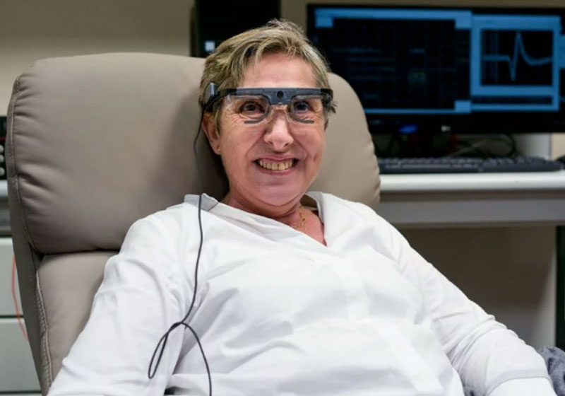 Bernardeta Gómez testa implante - Foto: Reprodução / Russ Juskalian||