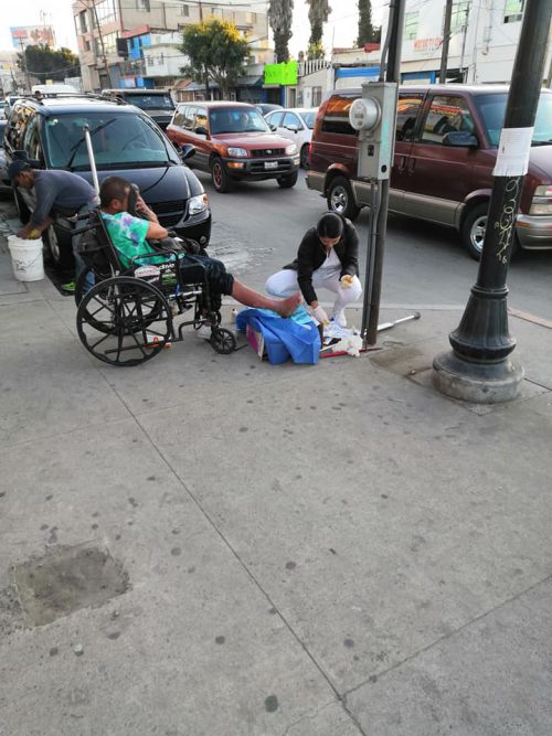 Mary atendendo sem teto na calçada - Foto: reprodução / Facebook