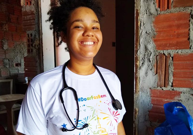 Raíssa com o estetoscópio que ganhou - Foto: Igor Jácome/G1|