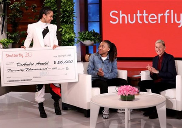 Alicia Keys entrega o prêmio parra o garoto Foto: reprodução WB