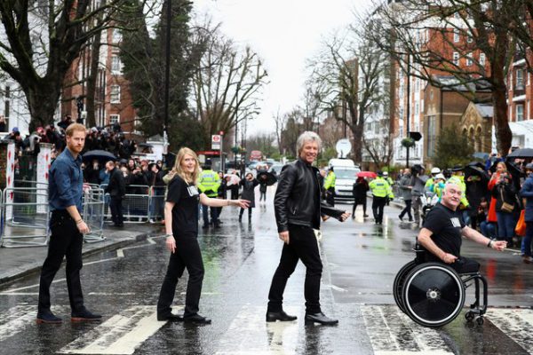 Harry, Bon Jovi e cadeirante na Abbey Road - Foto: REUTERS/Hannah McKay/Pool