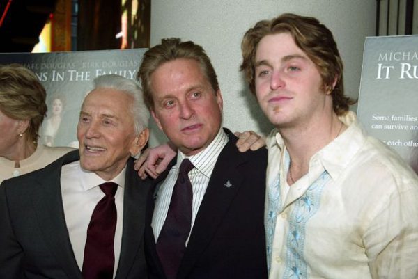 Kirk, Michael Douglas e um dos netos - Foto: Getty Imagens