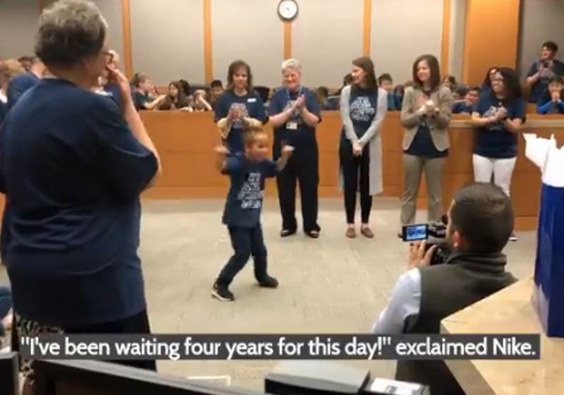 Nike festeja momento da adoção - Foto: reprodução / Twitter|||