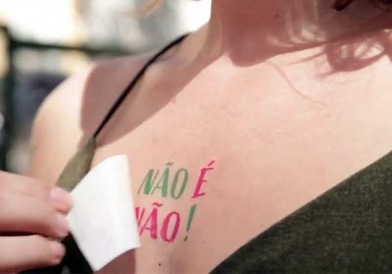 Mulher com adesivo da campanha - Foto: reprodução / Youtube