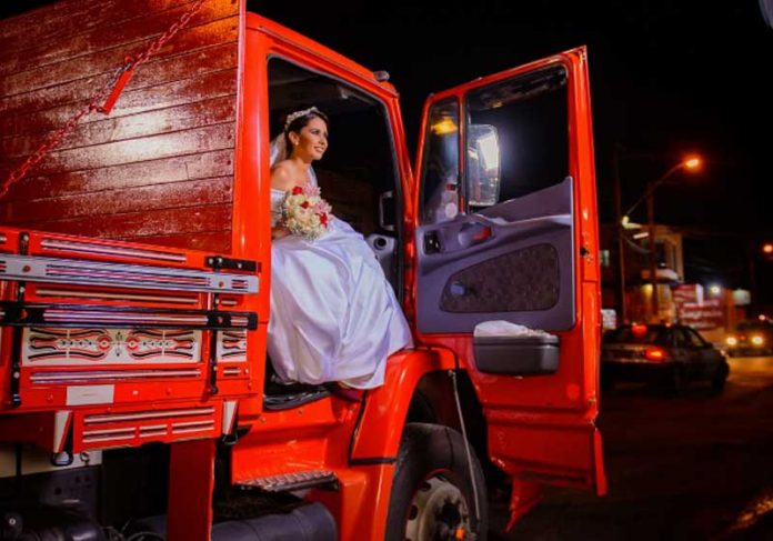 noiva-caminhao-close|noiva-caminhao-pai|noiva-caminhao-entrada|noiva-caminhao-noivo|noiva-caminhao-pedido|noiva-caminhao-altar Luana chegando de caminhão na igreja - Foto: Leandro Lima|||||