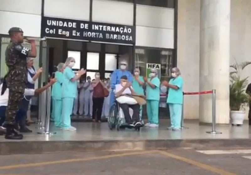 Ernando Piveta recebe aplausos na saída - Foto: reprodução / Exército do Brasil|HFA - Foto: Igo Estrela/Metrópoles