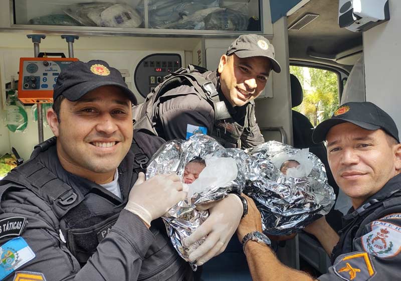 PMs seguram as gêmeas - Foto: Divulgação/PM