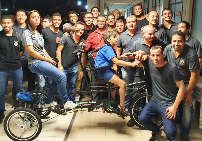 Alunos do Senai com a Bike adaptada - Foto: divulgação/CNI|