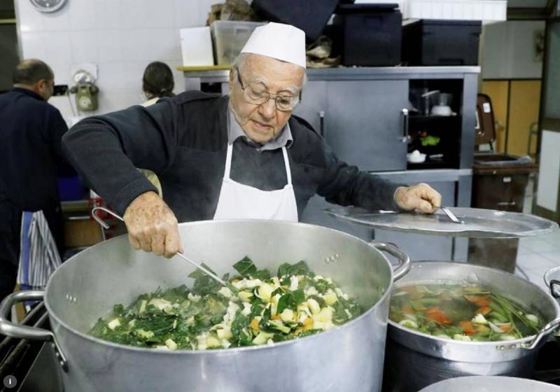 Dino cozinhando - Foto: Reuters
