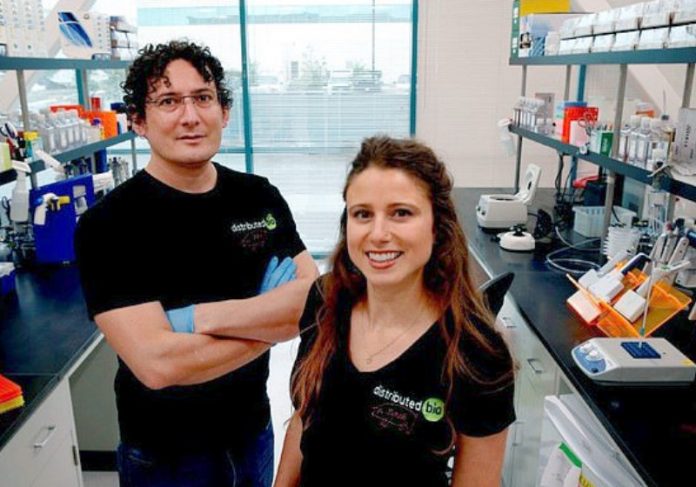 cientista_anticorpo O Dr. Glanville (à esquerda). Foto: Distributed Bio