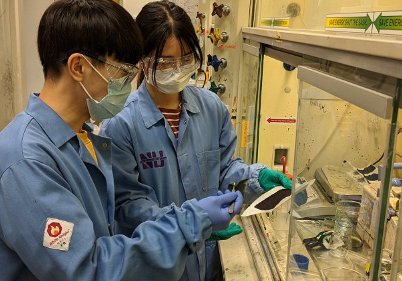 Hun Park e Haiyue Huang criadores da máscara que mata vírus. Foto: Northwestern University|