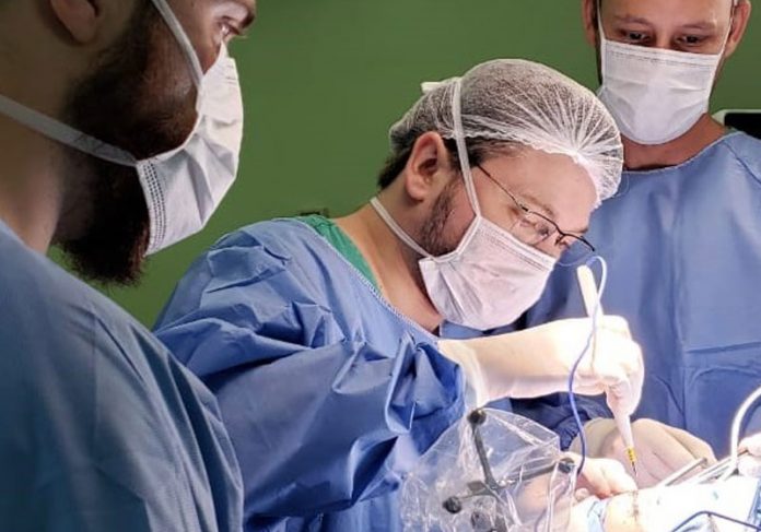 cirurgia-matematica-cerebro-close Médicos conseguiram retirar o tumor - Foto: divulgação