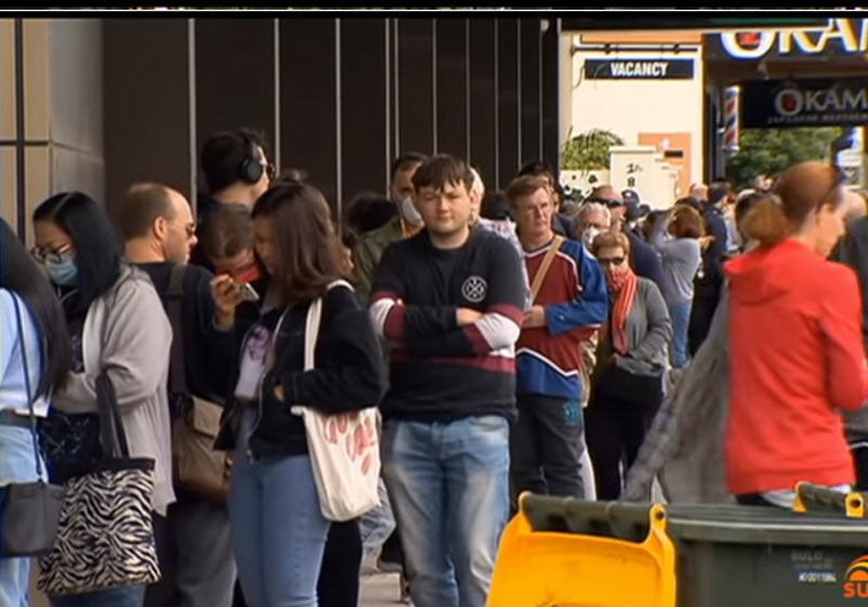 Fila do seguro desemprego na Austrália - Foto: 7NewsAustralia|
