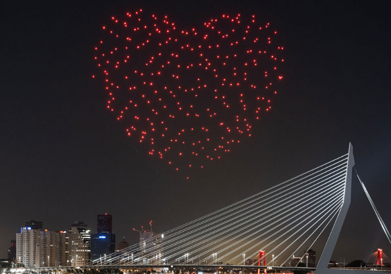 300 drones formam QR Code gigante em pegadinha de 1º de abril; veja