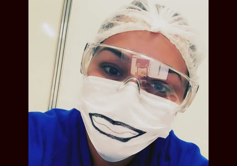 Gláucia e a máscara com sorriso - Foto: reprodução / redes sociais