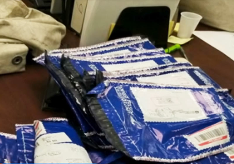 Sacolas encontradas na estrada - Foto: reprodução / WTVR