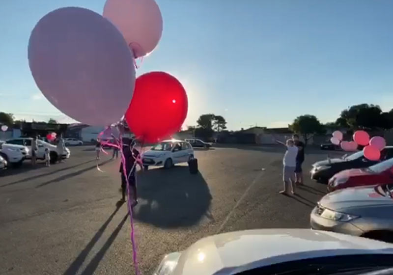 Festa no carro para dona Divina - Foto: reprodução