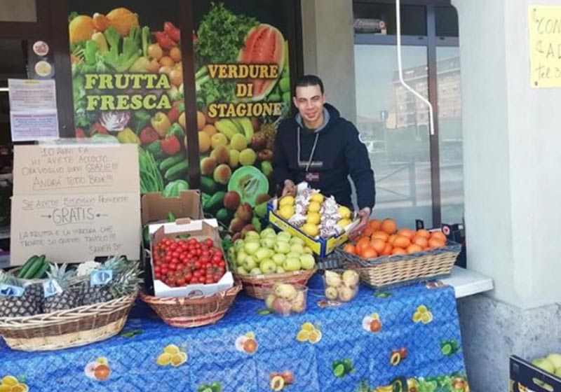 Sameh Ayad e as frutas - Foto: reprodução / Facebook||