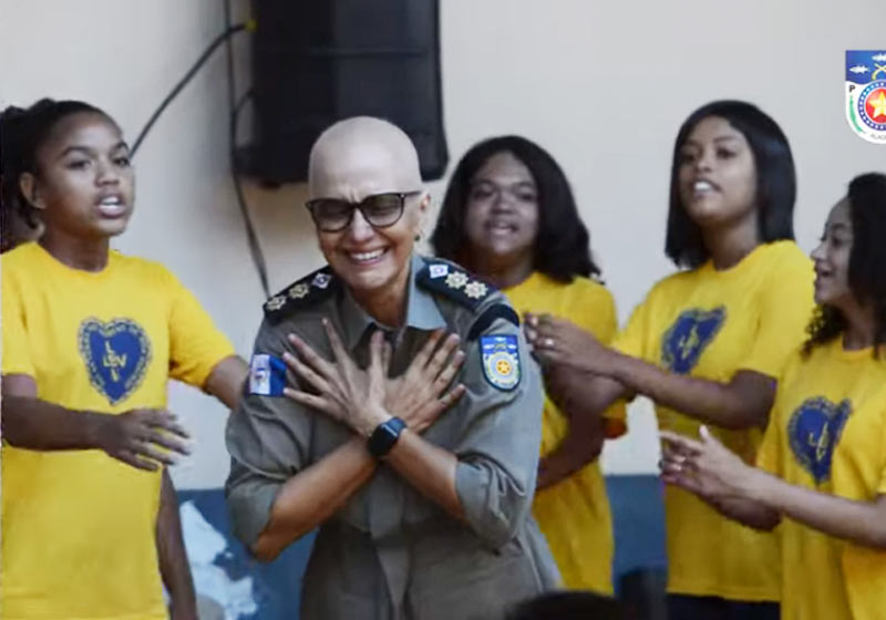 Cláudia e emociona durante homenagem - Foto; reprodução / PMAL