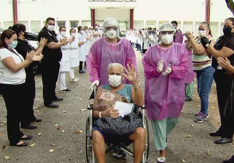 Benedito de Sousa sendo aplaudido na saída - Foto: Reprodução/ TV Tribuna