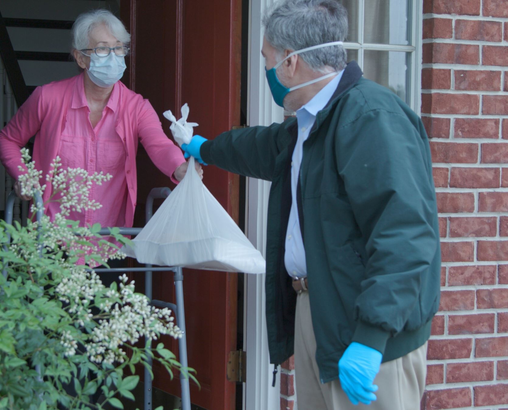 idosa recebe alimento do governo - Foto: reprodução / condado de Los Angeles