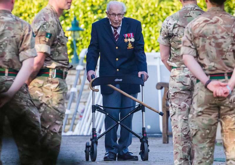 Tom Moore no andador - Foto: Vickie Flores / EPA|