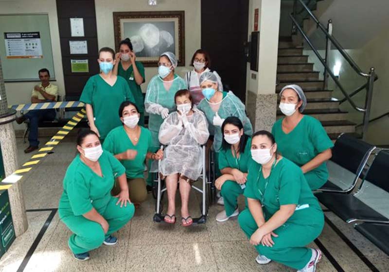 Dona Vitalina e a equipe médica na alta - Foto arquivo pessoal||