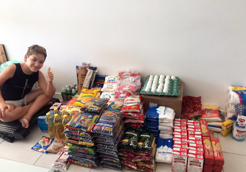 Enzo com alimentos arrecadados - Foto: arquivo pessoal