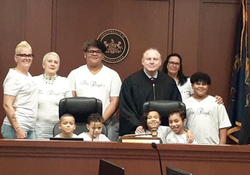 As 4 crianças adotadas e a Bobbie - Foto: reprodução / FOX