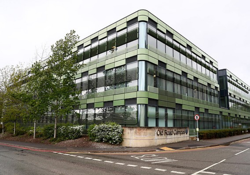 Foto: Instituto Jenner da Universidade de Oxford, onde uma pesquisa começou em janeiro Foto: reprodução Daily Mail