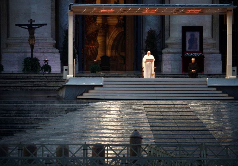 Papa rezando sozinho na Praça - Foto: Guglielmo Mangiapane/Reuters|Papa reza sozinho na Praça São Pedro - Foto: Reuters/Guglielmo Mangiapane|