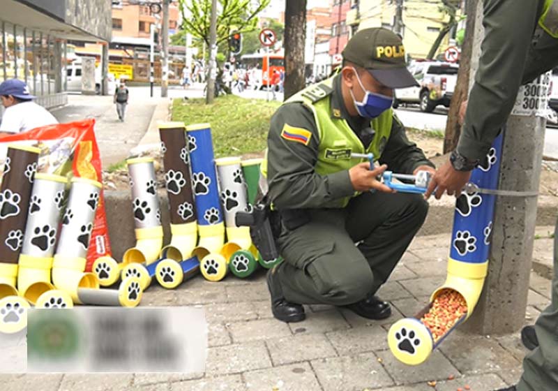 Policiais instalam dispenser - Foto: divulgação Polícia Medelin