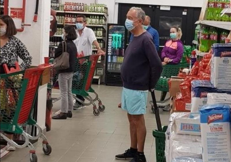 Marcelo Rebelo na fila do supermercado, em Cascais - Foto: Eduardo Madeira/Instagram