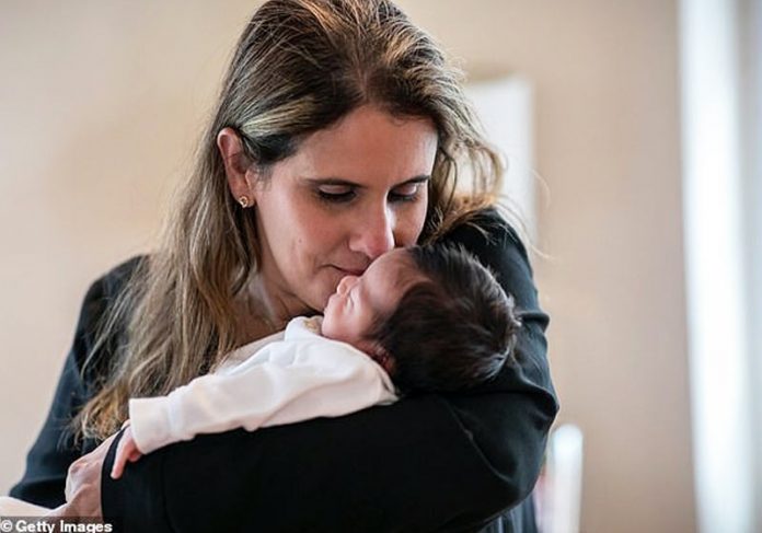 professora-cuida-bebe-close Luciana com Neysel - Foto: John Moore / Getty Images