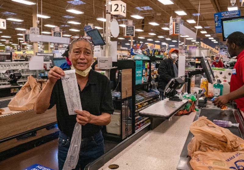 Mulher se emociona ao ter conta paga por Tyler Perry - Foto: reprodução / Today Show||