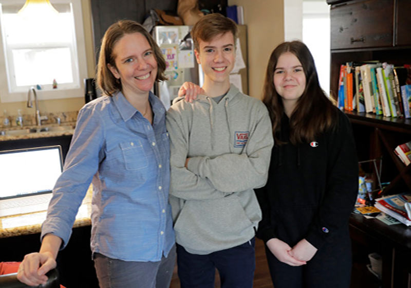 Jennifer e os filhos Hayden e Ellie - Foto: AP/Ted S. Warren|