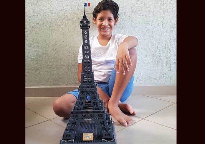 brasileiro-torre-eiffel-close Davi, 11 anos e a réplica - Foto: reprodução / Instagram