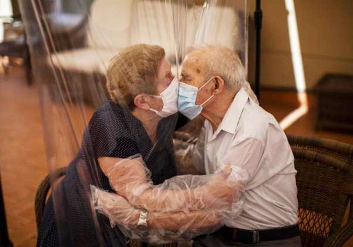 idosos-abraco-plastico-close Agustina e Pascual matam a saudade - Foto: Press Association