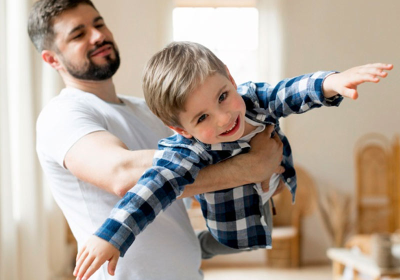 Pai brincando com filho - Foto: Freepik