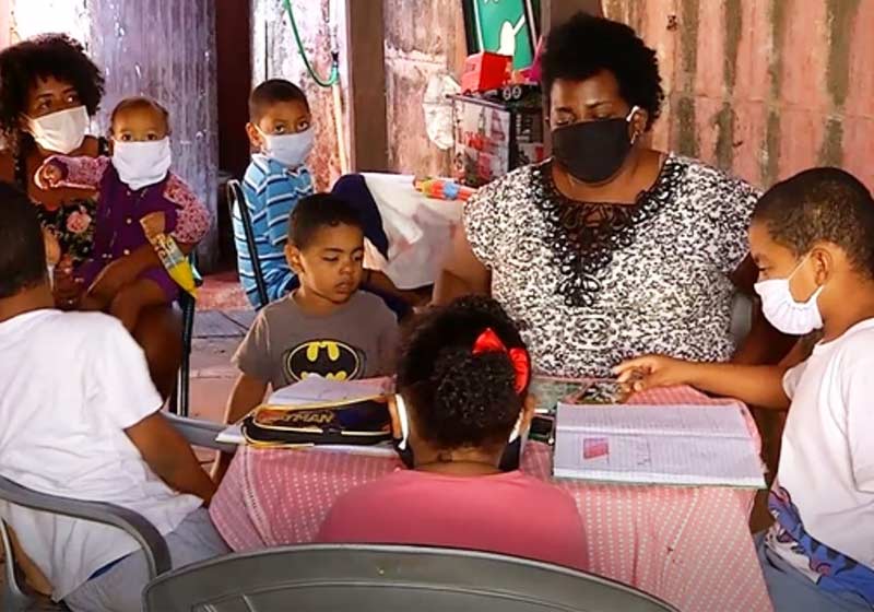 Mãe ensinando filhos - Foto: Reprodução/TV Anhanguera