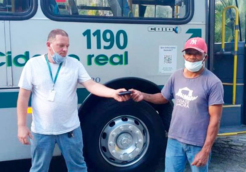 Samuel entrega carteira a Marco - Foto: divulgação